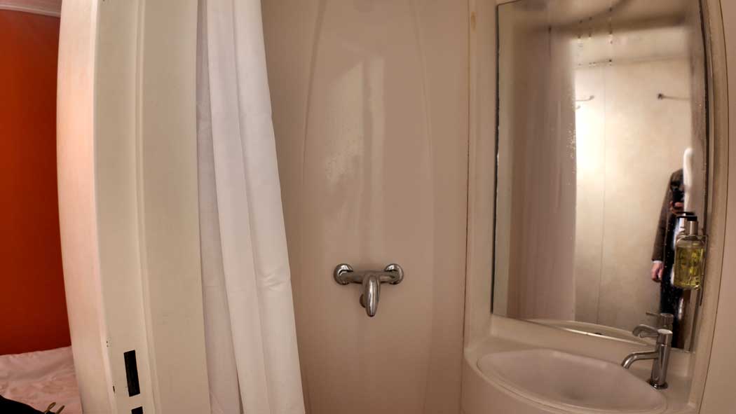 Rooms include a small en suite bathroom. (Photo © 2024 Rover Media Pty Ltd)