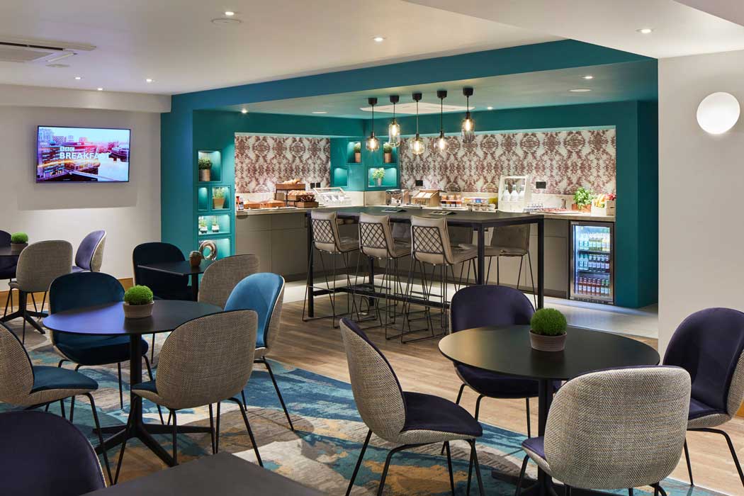Guests staying in executive rooms and suites can enjoy a complimentary breakfast and canapés in the hotel's executive lounge. (Photo: Marriott)