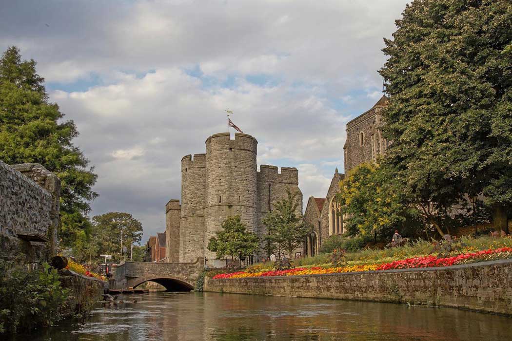 The Grade I listed Westgate Towers is the last remaining of the seven medieval gatehouses along Canterbury’s city walls. The medieval gatehouse, which guards the main northeastern entrance to the historic centre, dates from 1380. 