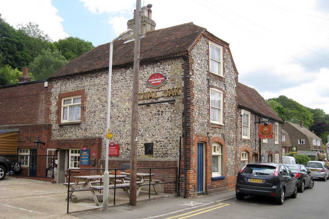 The Royal Oak is a traditional pub on the northern outskirts of Dover, which offers accommodation in five guest rooms. The rooms are well maintained and it offers more character than your average chain hotel. (Photo: Oast House Archive [CC BY-SA 2.0])