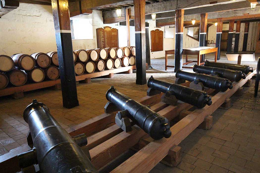 Display of gunpowder barrels and howitzers on the ground floor of the main block of Upnor Castle. (Photo: Prioryman [CC BY-SA 4.0])