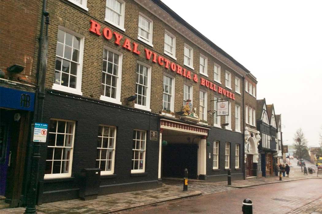The Royal Victoria and Bull Hotel is a former coaching inn with over 400 years of history with previous guests that have included Charles Dickens and Princess Victoria. However, it is well past its heyday and in need of a thorough renovation. (Photo: Bill Henderson [CC BY-SA 2.0])