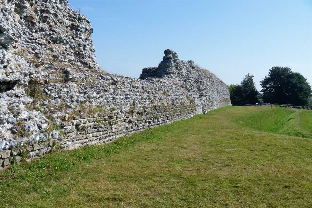 The north wall of Richborough Roman Fort, near Sandwich, Kent. (Photo: Michael Dibb [CC BY-SA 2.0])