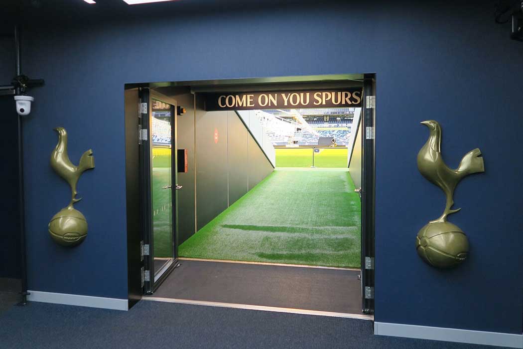 The tour also lets you walk through the players’ tunnel. (Photo: Hzh [CC BY-SA 4.0])