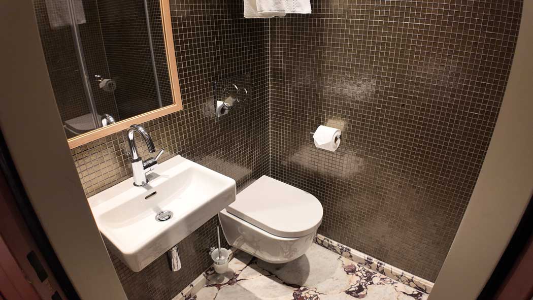 It’s a much nicer en suite bathroom than you would expect in a 6m² room. (Photo © 2024 Rover Media)