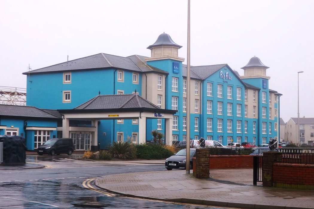 The Big Blue Hotel is right next to Pleasure Beach and it even has its own private entrance to the park. (Photo: Stephen Armstrong [CC BY-SA 2.0])