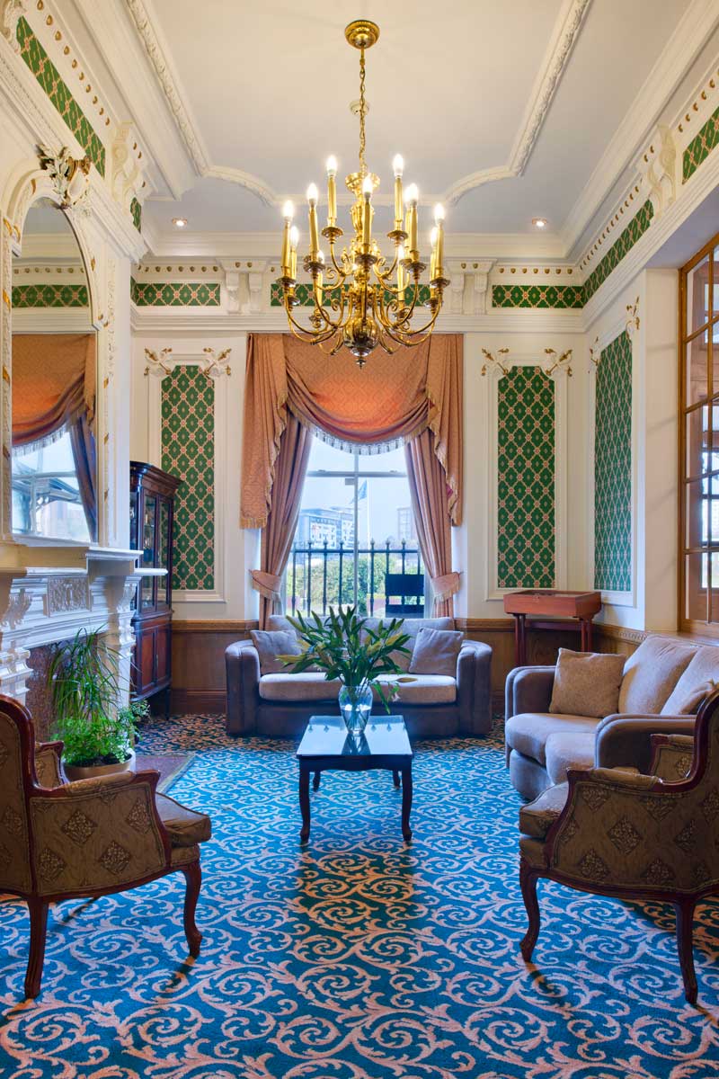 The hotel’s lounge has a clubby atmosphere. (Photo: IHG Hotels & Resorts)