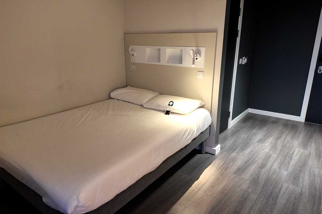 A room at the ibis budget Sheffield Centre St Marys Gate hotel. (Photo © 2024 Rover Media)