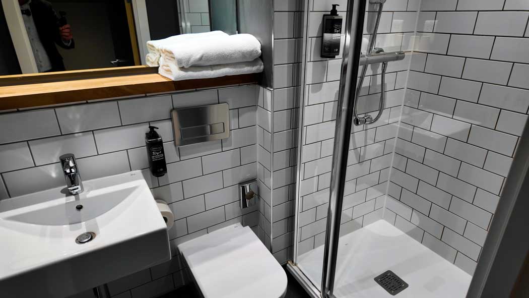 The en suite bathroom at the ibis budget Sheffield Centre St Marys Gate is much nicer than what you would expect from a budget hotel. (Photo © 2024 Rover Media)