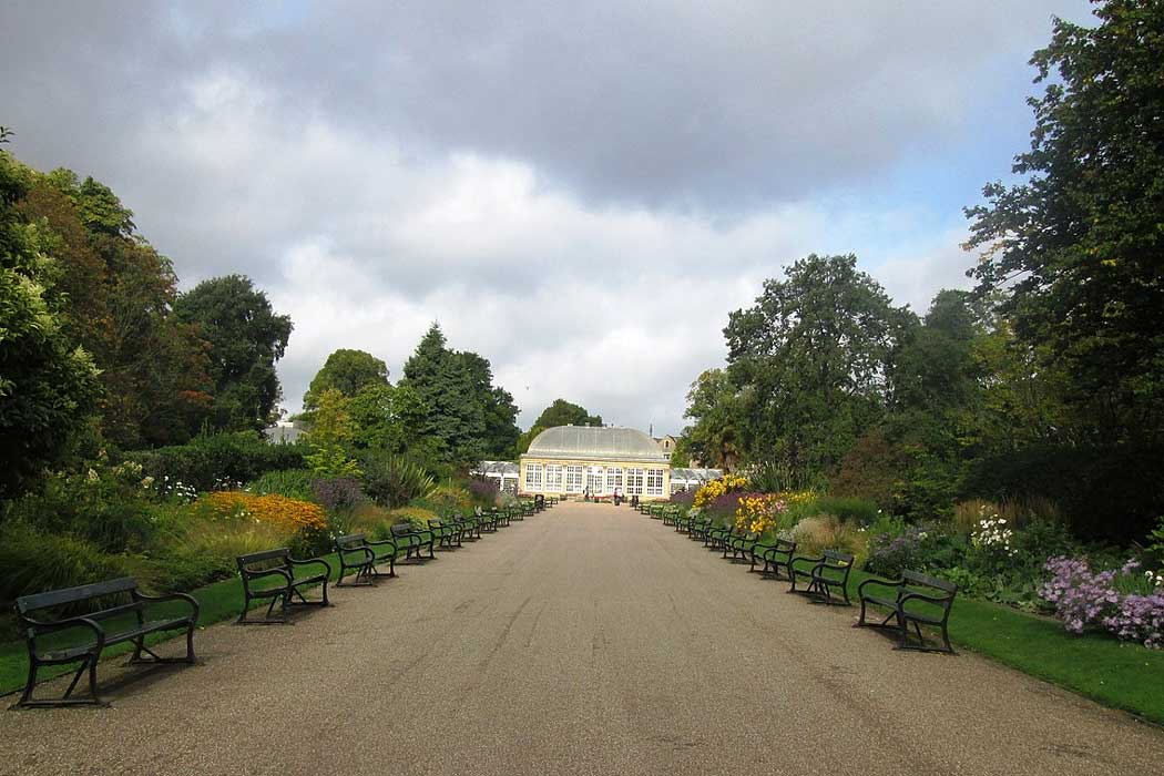 The main path at Sheffield Botanical Gardens. (Photo: Margaret Anne Clarke [CC BY-SA 4.0])