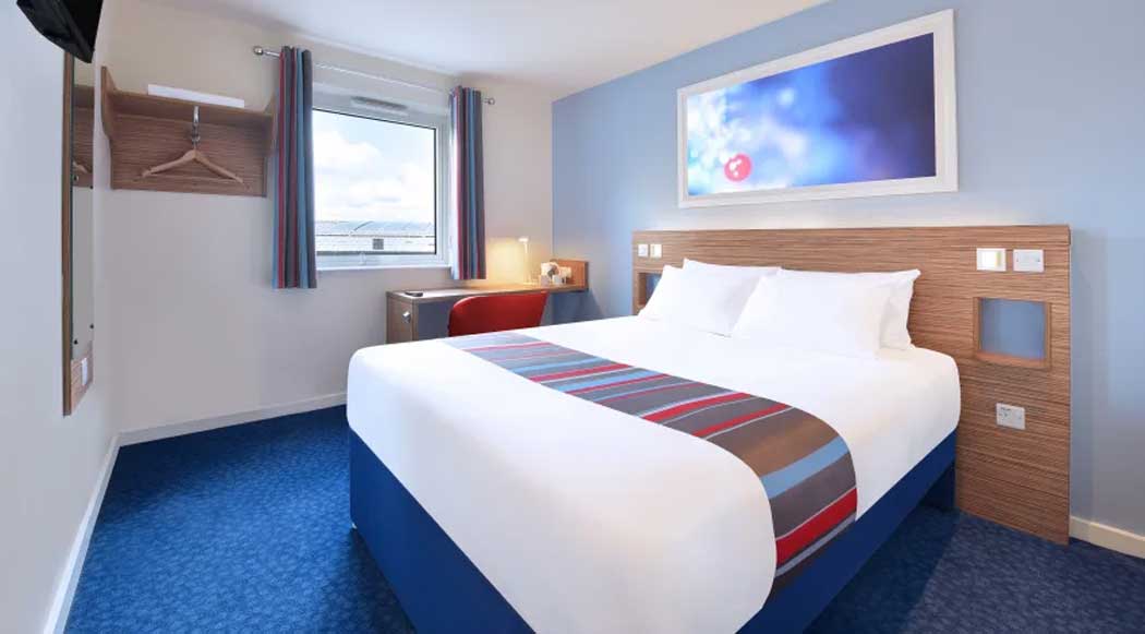 A standard double room at the Travelodge Sheffield Meadowhall hotel. (Photo © Travelodge)