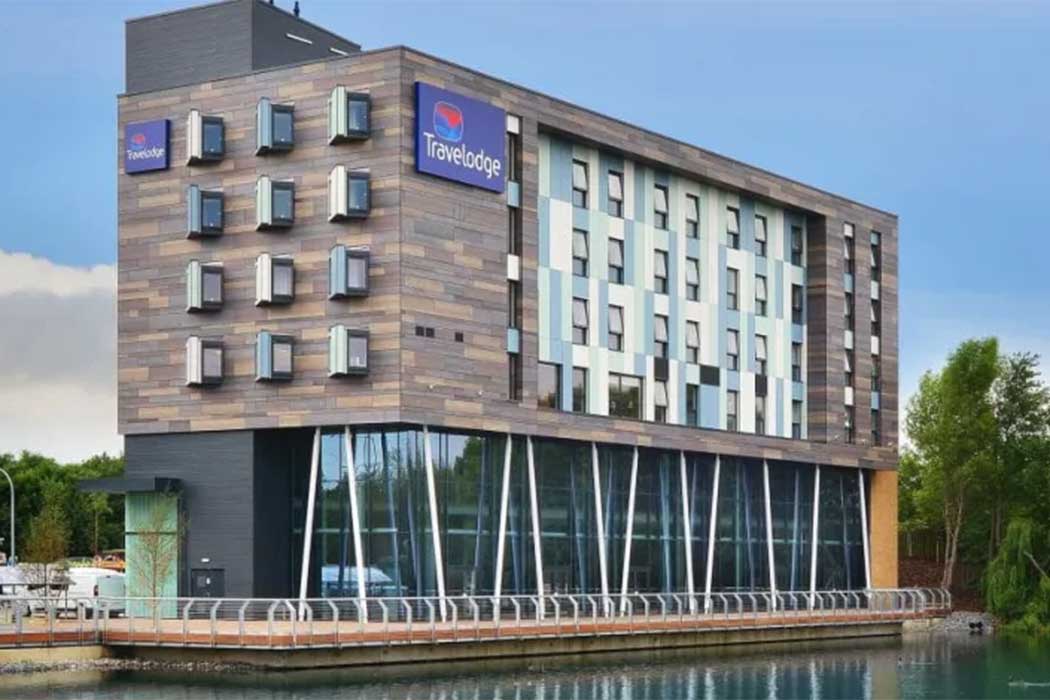 Travelodge Thurrock Lakeside is an affordable hotel with a nice lakefront location. It’s close to a big shopping centre and rail connections mean that you get into Central London is a little over half an hour. (Photo © Travelodge)