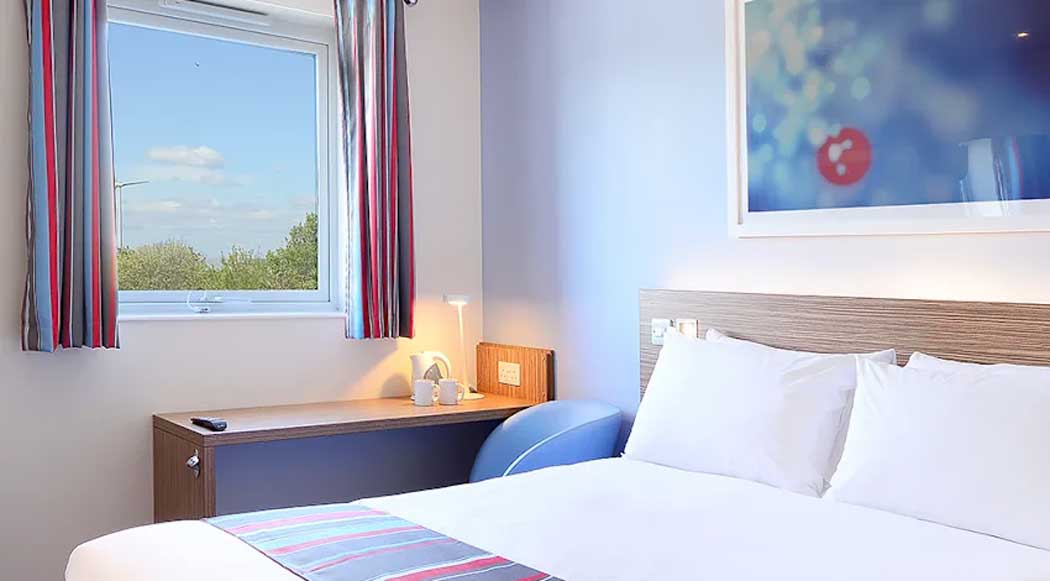 Rooms at Travelodge Thurrock Lakeside are clean and well-maintained; however, this hotel has not yet been upgraded to Travelodge’s new room design. (Photo © Travelodge)