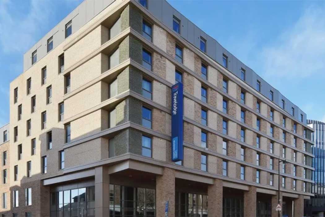 Travelodge London Wimbledon Central is a modern budget hotel with a convenient location in the centre of Wimbledon, just a three-minute walk from Wimbledon station. It is a relatively new hotel and it also sports Travelodge’s new room design. (Photo: Travelodge)