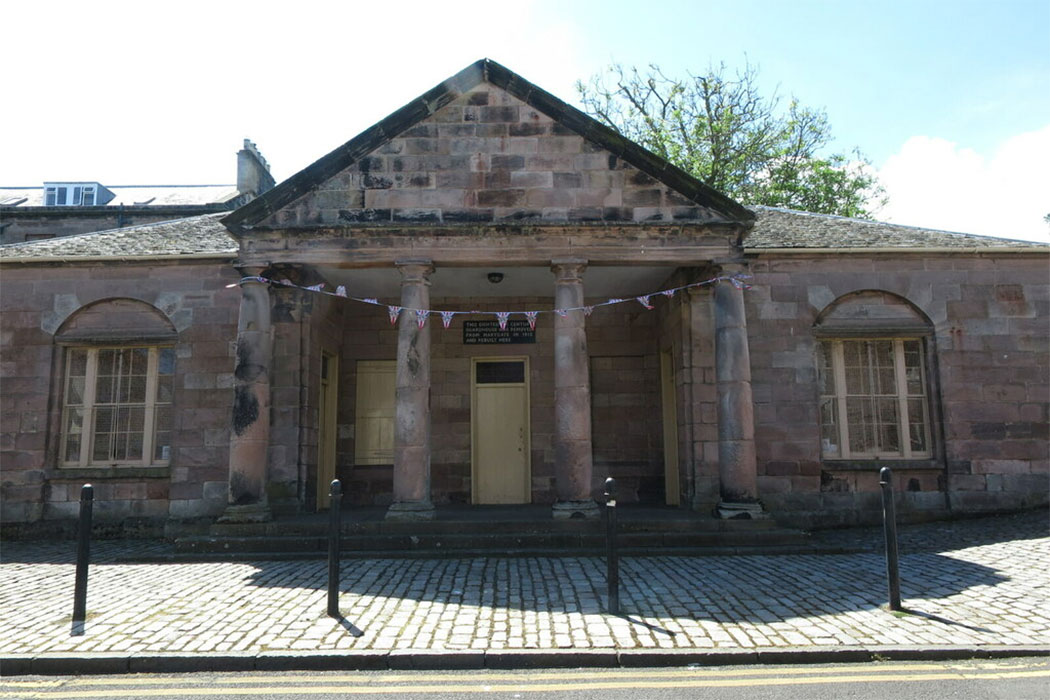 The Main Guard originally stood in Marygate, the main route through Berwick to and from Scotland, but was moved to this spot in 1815. The building dates from 1743 and originally housed troops responsible for providing security to the town. (Photo: Geoff Holland [CC BY-SA 2.0])