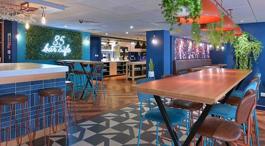 The bar and restaurant at the Travelodge Harrogate West Park hotel is nicer than those at Travelodge hotels that haven’t yet been upgraded to the new design. (Photo: Travelodge)