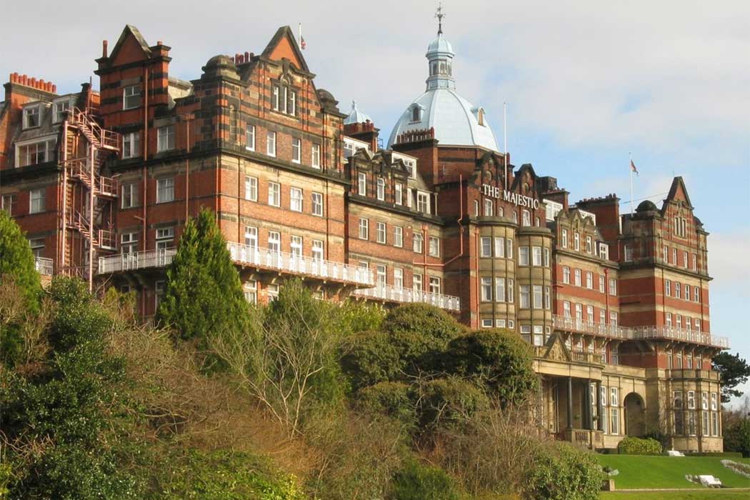 Dating from 1900, the DoubleTree by Hilton Harrogate Majestic Hotel and Spa is one of Harrogate’s largest hotels from the Victorian era. A major renovation in 2019 makes it the best choice of Harrogate’s grand Victorian-era hotels. (Photo: Dave Pickersgill [CC BY-SA 2.0])